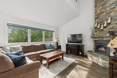 Image de Summer Availability! Charming Meadow Lake Townhome! Private Hot tub with views of the 13th fairway!