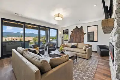 Image de Brand New Condo Next to Downtown, with Private Hot Tub!