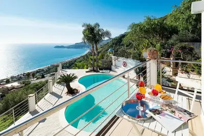 Villa Bright, Fabulous Villa With Swimming Pool Located on the Edge of Letojanni