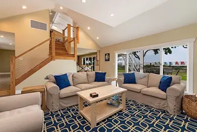 Image de BeachFront 5bd Steps to Cedar Point Private Beach