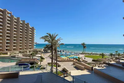 Image de 3br Condo at Iconic Sandy Beach Area!