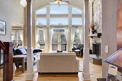 Image de Stoneview Villa - Majestic Retreat, Patio with Fireplace, Mtn View, Hot Tub.