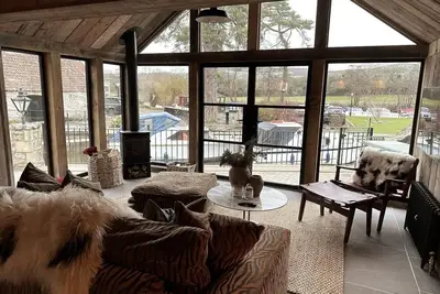 Image de Christmas Cabin - River View 10 mins from Bath