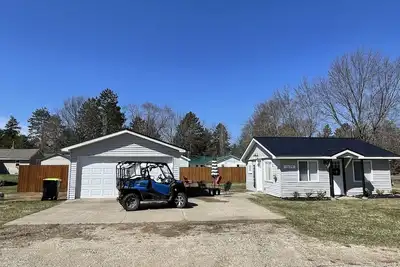Image de Fully renovated cabin with new furnishings and appliances.