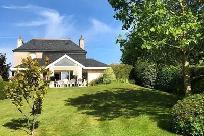 Image de Maison lumineuse avec un grand jardin au calme