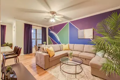 Image de 1bd Luxury in Heart of Houston w Pool, Gym & More!