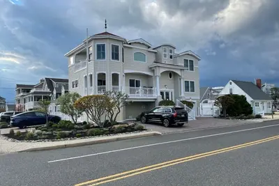 Image de Oceanside home w/ pool, roof deck and all things provided.