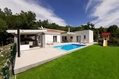 Image de Modern villa w/ heated pool, jacuzzi & sauna - 5 min to the beach, pet friendly!