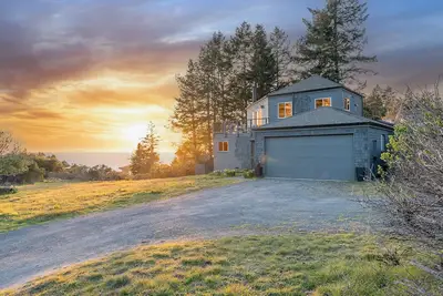Image de Stellar Views from this Hillside Home