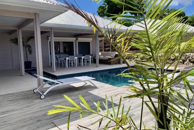 Image de villa de 180 m2, 3 chambres de 6 à 8 personnes avec piscine et jardin privatifs