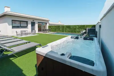 Image de Aqua Villa, avec jacuzzi et piscine privée