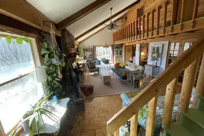 Image de Quiet mountain retreat with artist workspace, playroom, office and views