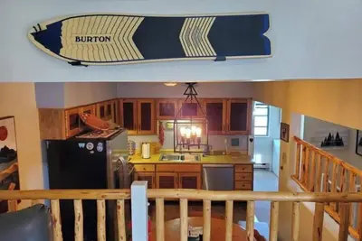 Image de Enjoy a winter stay at Ski Haus! Spacious family size condo1 block from the lift