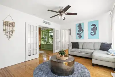 Image de Vintage Beach Bungalow - Walk to Beach