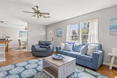 Image de Serene Beach Oasis with Hot Tub & Only 5 Minute Wa