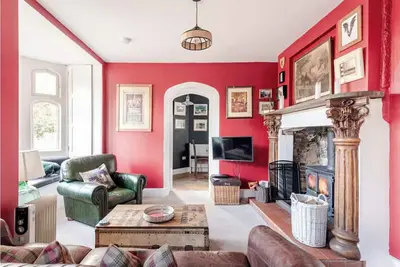 Image de Pet friendly, fantasy castle, for romantic trysts or for family fun.