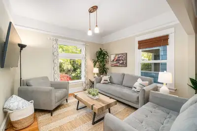 Image de Lush Paradise 4 Br/2ba~Next to Park~ Walkscore 98