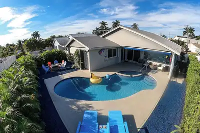 Image de Coastal Chic Retreat:5 Min to Beach, Heated Pool, 4 Bd, Near Casino & Parks!
