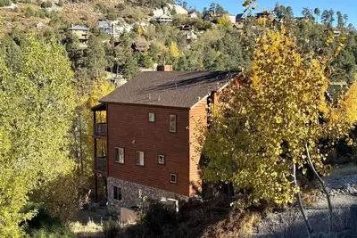 Image de Cozy, 3-story, luxury cabin in the heart of Summerhaven!