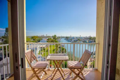 Image de Waterfront condo, steps from the beach, located in the center of Madeira Beach