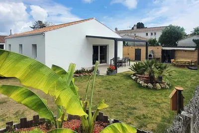 Image de Maison de plain-pied avec pergolas, terrasse et jardin clos, classée 4 étoiles.