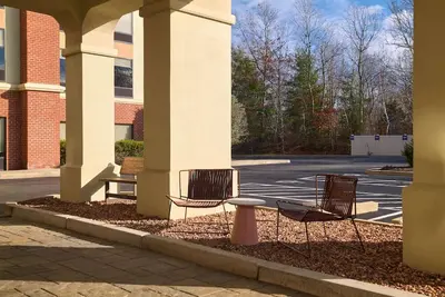 Image de Smithfield Charm: Free Breakfast & Pool Access | 2 Units | Near Universities