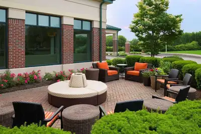 Image de Family-Friendly Inn Near Shops at Somerset Square: Free Parking, Pool, 4 Units