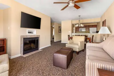 Image de A Must-Experience Vacay! 2 Units w/ Kitchens, Pool, Sports Courts, Free Parking!
