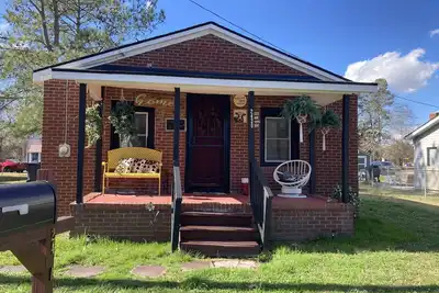 Image de Updated bungalow with screened in porch in rear.