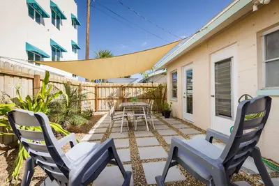 Image de Beachfront Bungalow. Your Costal Retreat. 1st floor with Private Backyard