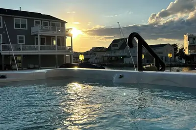 Image de Lagoon Front 4 bedrooms, Dock, 12 Person Swim Spa, 5 min to Lbi Beaches