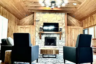 Image de Large Modern Cabin w/balcony & large entertainment areas-hot tub and pool table!