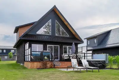 Image de Luxe Lodge: Cabin 2 as seen on Hgtv's Renovation Resort Season 1