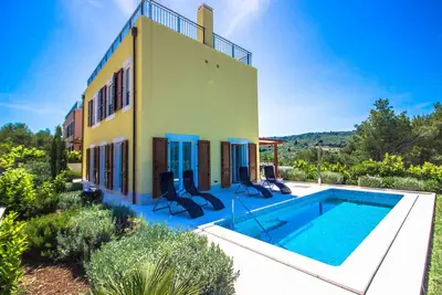 Image de Romantic villa — 10 min from the beach!