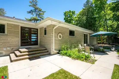 Image de You’ll find this unique Lake Michigan beachfront getaway on scenic Glidden Dr.