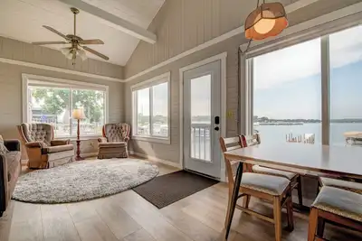 Image de Cozy Lake Front Cabin - East Lake Private Dock - Great Location Next to The Ritz