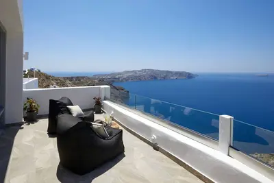 Image de Impressive Santorini Villa | 2 Bedrooms | Villa Inuyasha | Breathtaking Aegean Sea Views | Indoor Private Cave Pool and Indoor Jet Tub | Mechalohori
