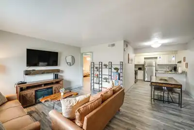 Image de 10 Mi to Downtown Dallas: Modern Apt w\/ Fireplace