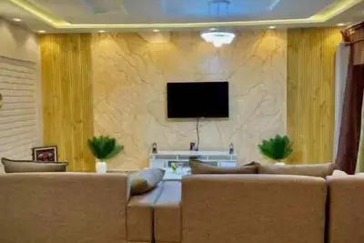 Image de trois chambres et salon avec un balcon à Porto Novo, Oueme, Benin