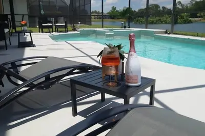 Image de Luxurious 5-Bed Lakeview Villa Near Disney with Pool & Spa