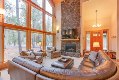 Image de 5br+Loft, 5ba, 3 King|Close to Village|Sharc Pool|Hot tub|A/C|WiFi|Bikes|Ev Chrg