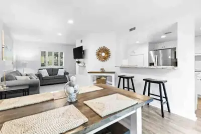 Image de Beach Chair & Umbrella Service, Private Beach, Woof ok, Bbq, Pools, Pickle Ball!