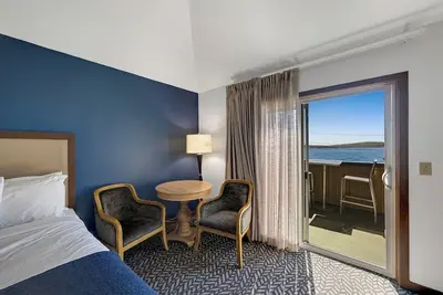 Image de Double Queen Vaulted Ceiling with Ocean View!