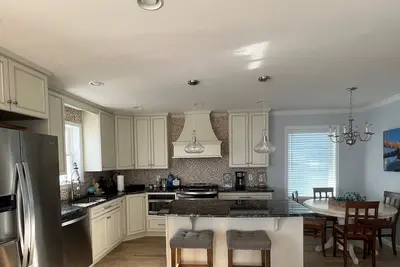 Image de A cozy house that sleeps 10 just a few blocks from the beach
