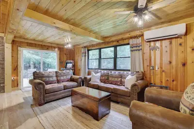 Image de The Downtown Lodge - 200 ft from Lake Harmony’s Bars & Restaurants - New