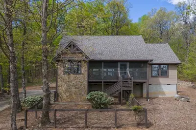 Image de Nature's Getaway | Cozy, 3br Mountaintop Cabin with Fire Pit and Fenced Yard