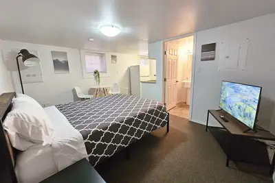 Image de Affordable, Queen Bed, Parking, Downtown, A+, WiFi