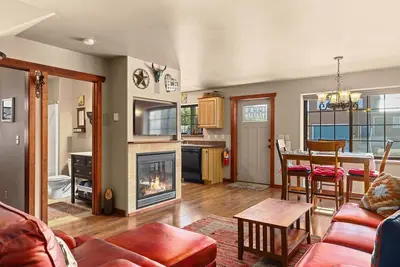 Image de The Buckeye- Home in Brewery/Cannery Historic District of the north end of town!
