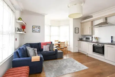 Image de Modern Southville Apartment, 5 Min Walk to Centre