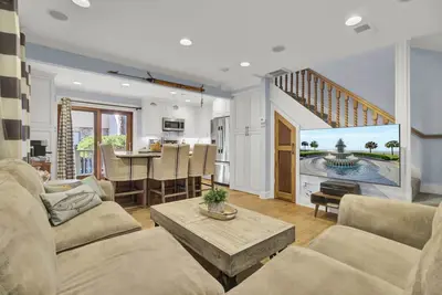 Image de Mt Pleasant Townhouse, w/Deck and 1 mile from the beach.